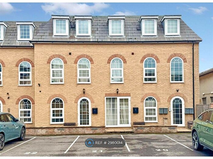 1 Bedroom Flat To Rent In Love Lane, Cirencester, GL7