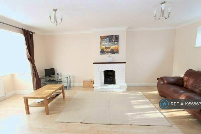 3 Bedroom Detached House To Rent In Beggars Roost Lane, Sutton, SM1