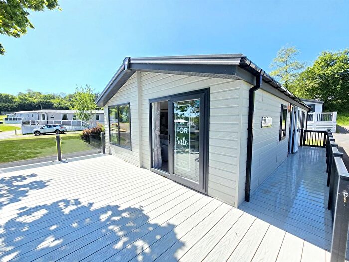 2 Bedroom Mobile/park Home For Sale In Woodâ Farmâ Countryâ Andâ Leisureâ Park, Charmouth, DT6