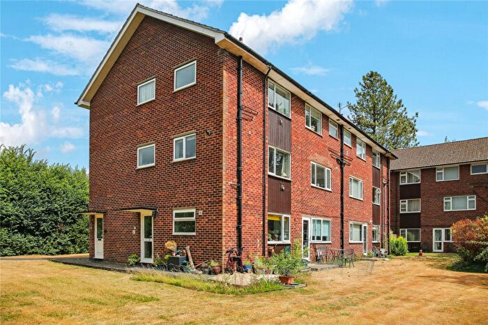 2 Bedroom Flat For Sale In Waltham Road, Twyford, Reading, Berkshire, RG10