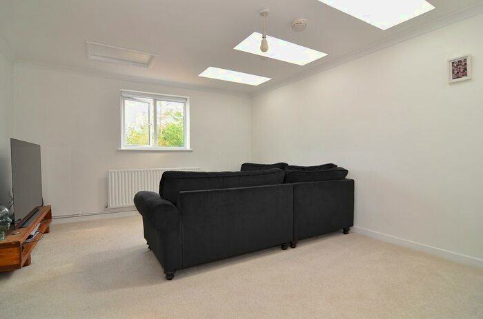 2 Bedroom Flat To Rent In Lower Denmark Road, Ashford, TN23