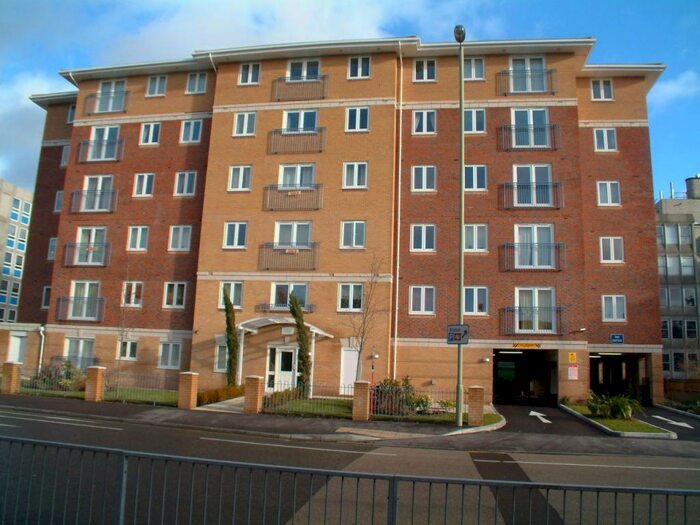 2 Bedroom Apartment To Rent In Bedroom Top Floor Apartment In Farnborough, GU14