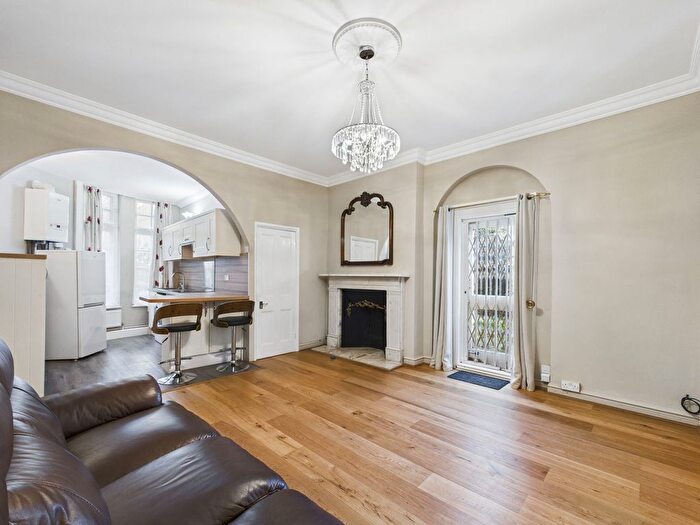 1 Bedroom Flat For Sale In High Street, Huntingdon, Cambridgeshire., PE29