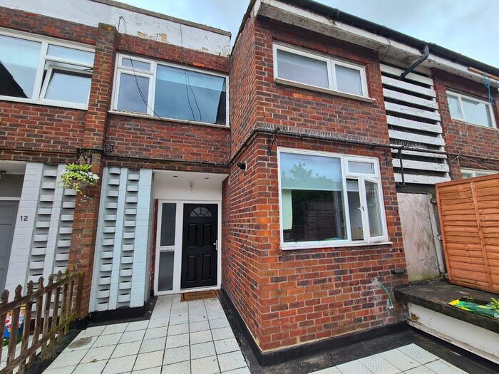 2 Bedroom Maisonette To Rent In Beacon Grove, Carshalton, Surrey, SM5