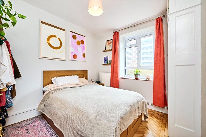 3 Bedroom Flat For Sale In Triangle Place, London, SW4