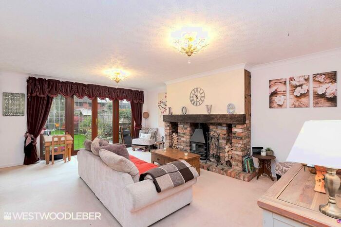3 Bedroom Detached Bungalow To Rent In Avenue Road, Dobbs Weir, EN11