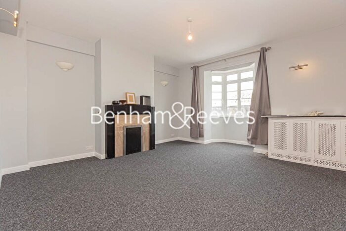 4 Bedroom Flat To Rent In Latymer Court, Hammersmith, W6