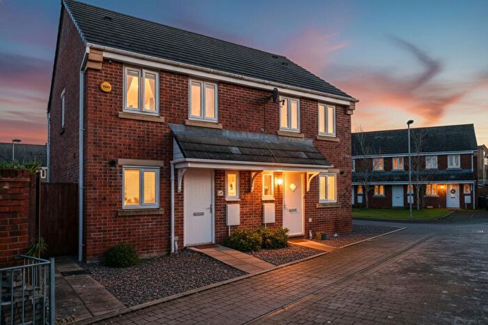 2 Bedroom Semi-Detached House For Sale In Birchenlee, Hyde, Hyde, SK14