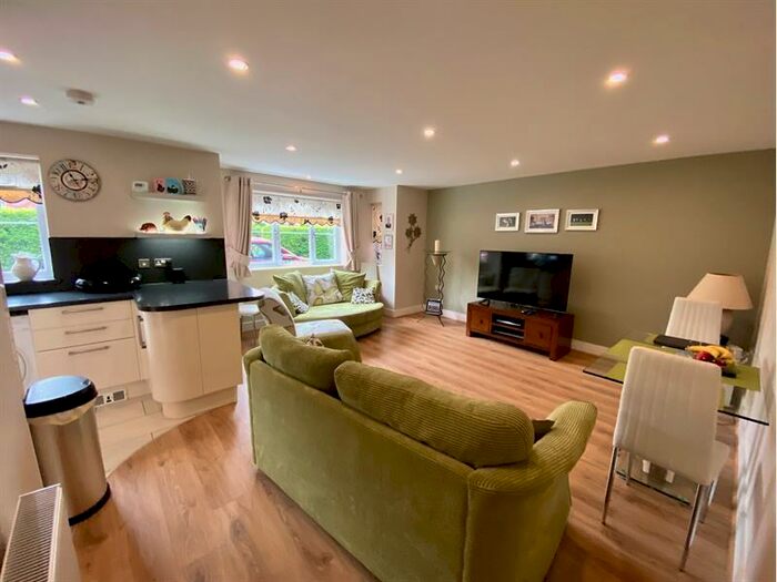 2 Bedroom Flat To Rent In Whitegates, Reading Road, RG41