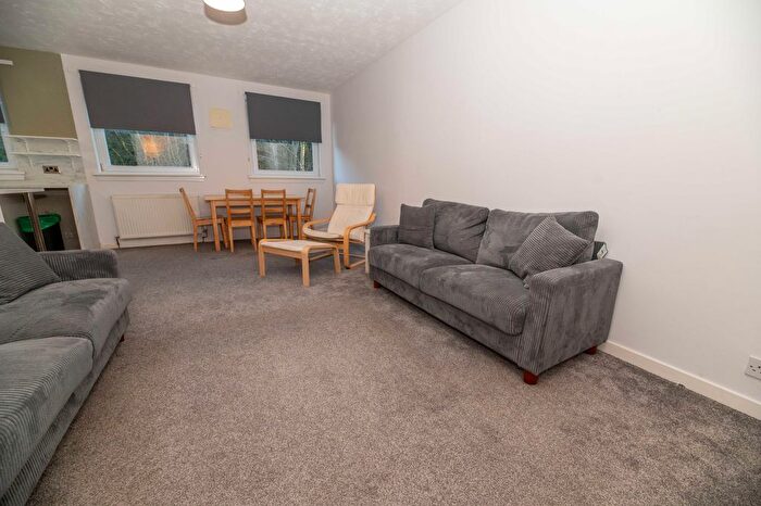 2 Bedroom Flat To Rent In Marshalls Court, Edinburgh, EH1