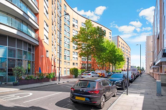 3 Bedroom Flat For Sale In Blackwall Way, London, E14