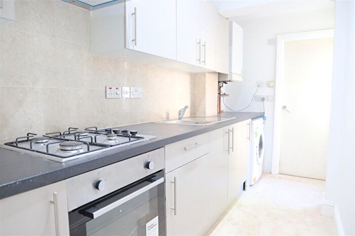 1 Bedroom Flat To Rent In Kings Avenue, Hounslow, Middlesex, TW3