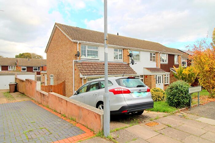 3 Bedroom Semi Detached House For Sale In Roedean Close, Stopsley, Luton, Bedfordshire, LU2