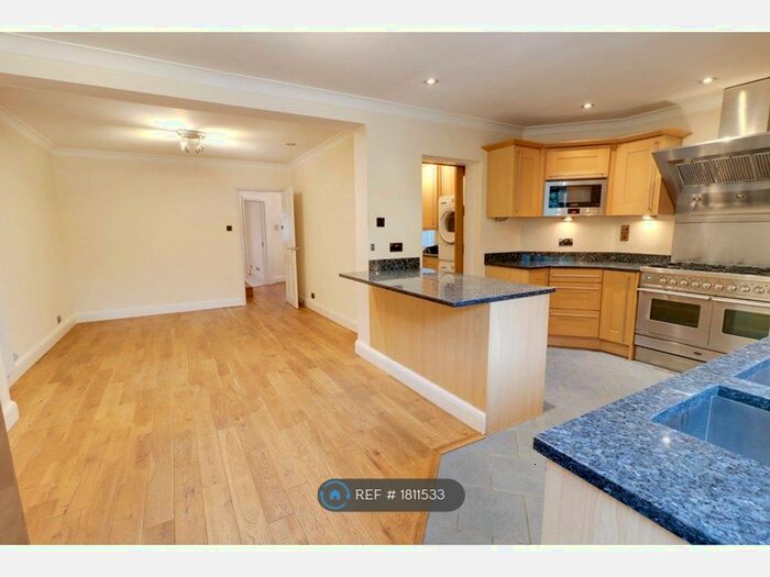 3 Bedroom Detached House To Rent In Osidge Lane, London, N14
