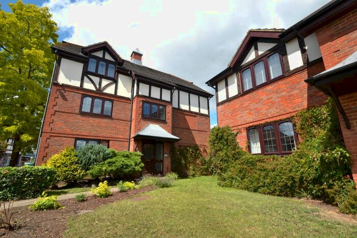 1 Bedroom Flat To Rent In High Street, West Molesey, KT8