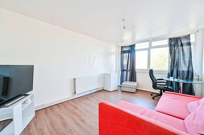 2 Bedroom Flat To Rent In Olney Road, Elephant And Castle, London, SE17