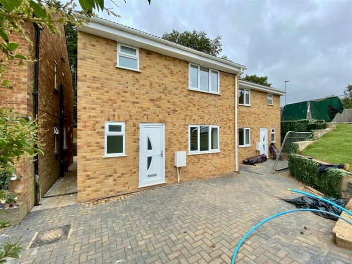 3 Bedroom Semi-Detached House To Rent In Bank Close, Luton, LU4