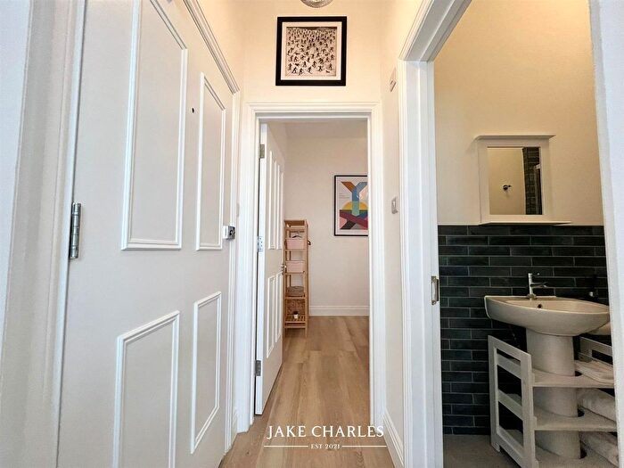 1 Bedroom Flat To Rent In High Street, Hornsey, London, N8