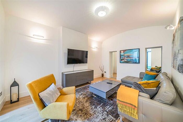 3 Bedroom Flat To Rent In Ennismore Gardens, London, SW7