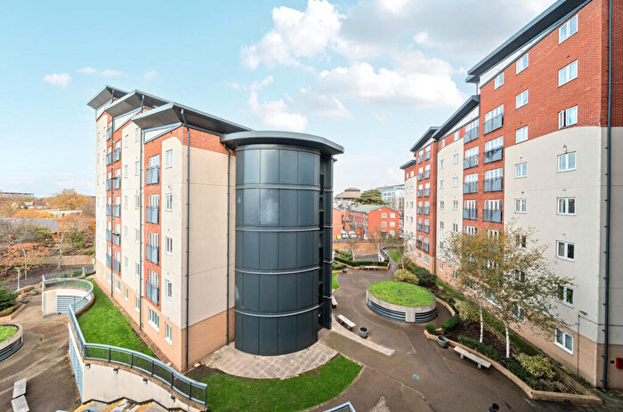 2 Bedroom Apartment For Sale In Aspects Court, Slough, Berkshire, SL1