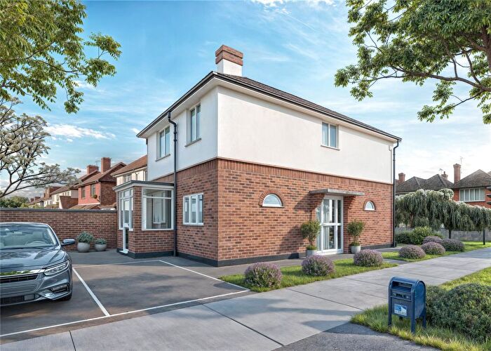 2 Bedroom Flat For Sale In Woodgrange Drive, Thorpe Bay, Essex, SS1
