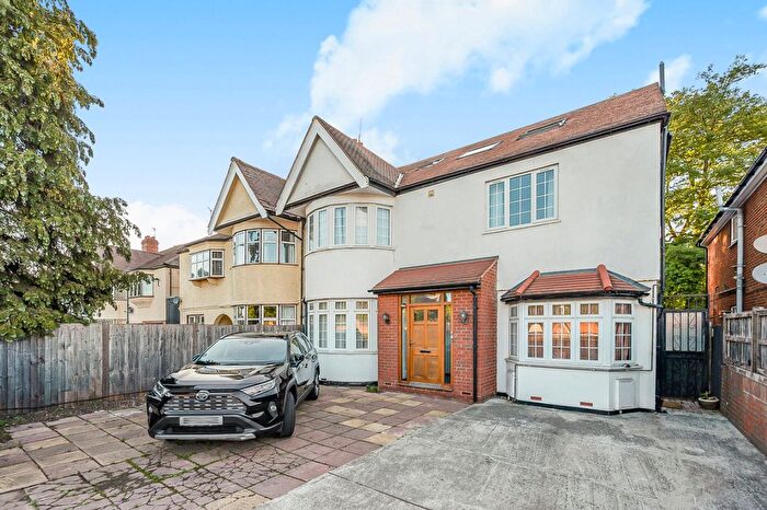 3 Bedroom Flat To Rent In Roehampton Vale, Putney, SW15