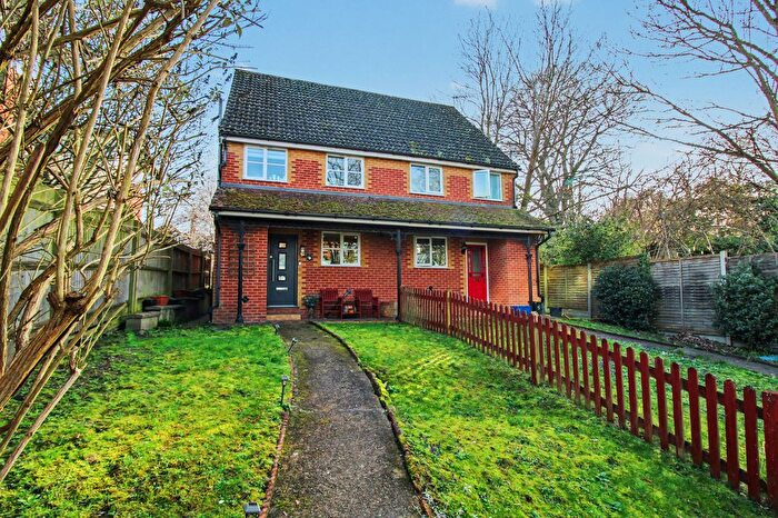 4 Bedroom Semi Detached House For Sale In Union Street, Farnborough, GU14