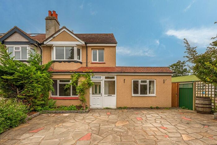 4 Bedroom Semi-Detached House To Rent In Carshalton, SM5