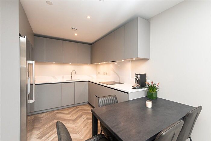 2 Bedroom Flat For Sale In Glenway Road, Rochester, Kent, ME1