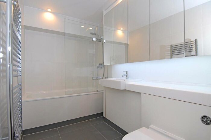 2 Bedroom Apartment To Rent In Frobisher Crescent, Barbican, EC2