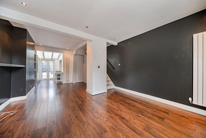 2 Bedroom Property To Rent In Harleyford Road, London, SE11