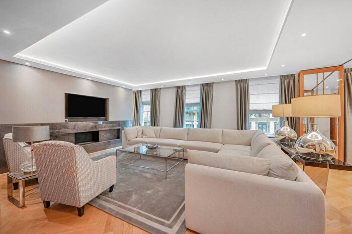 3 Bedroom Flat To Rent In Upper Grosvenor Street, Mayfair, W1K