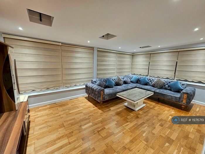 2 Bedroom Flat To Rent In Mill Gardens, London, SE26