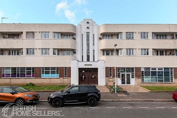 2 Bedroom Apartment For Sale In Stoke Abbott Road, Worthing, West Sussex, BN11