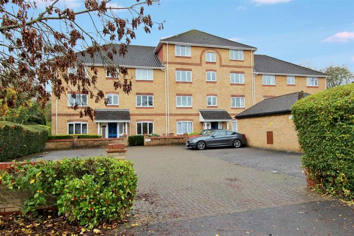 2 Bedroom Flat To Rent In Swan Mead, Nash Mills, Hertfordshire, HP3