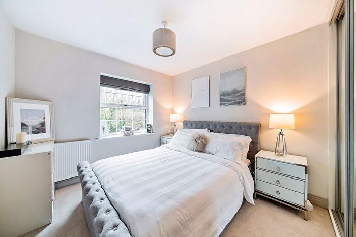 1 Bedroom Flat For Sale In Portsmouth Road, Thames Ditton, KT7