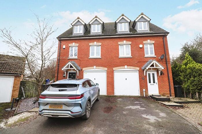 3 Bedroom Semi-Detached House For Sale In Thornbridge Close, Rushden, NN10