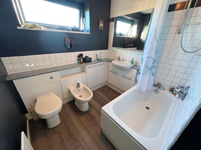 1 Bedroom End Of Terrace House For Sale In Winchilsea Crescent, West Molesey, KT8