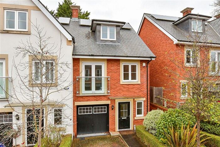 3 Bedroom Town House For Sale In Greyford Close, Leatherhead, Surrey, KT22