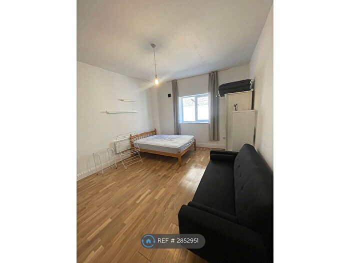 Studio To Rent In Beresford Road, London, N8