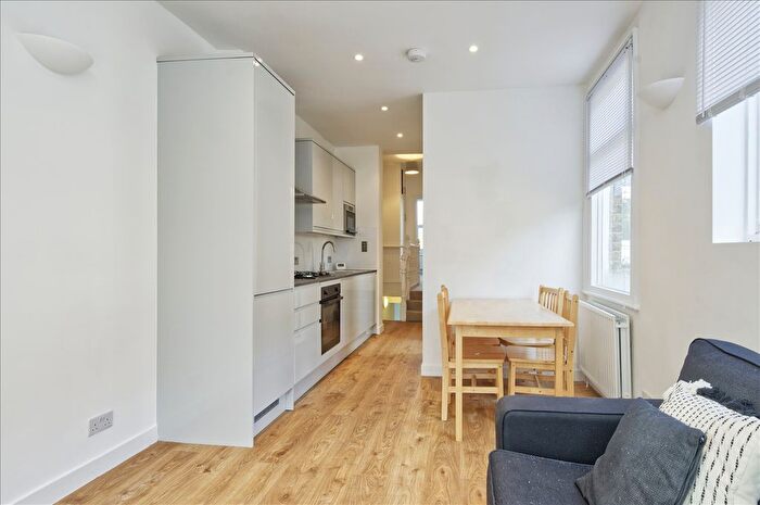 2 Bedroom Flat For Sale In Goodwin Road, Shepherd's Bush, W12