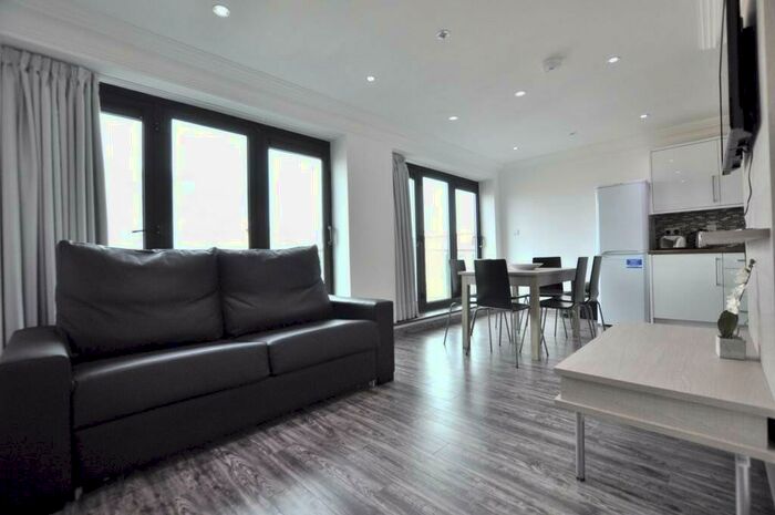 3 Bedroom Penthouse To Rent In Commercial Rd, London, E1