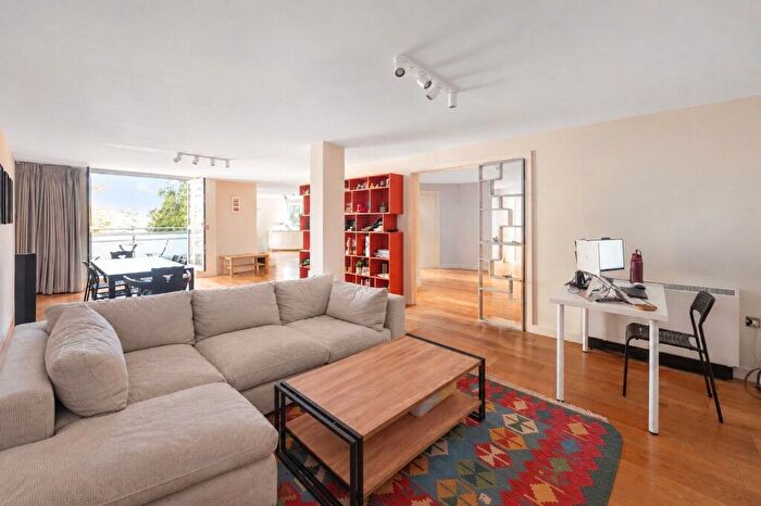 3 Bedroom Flat For Sale In Battersea Park Road, London, SW11
