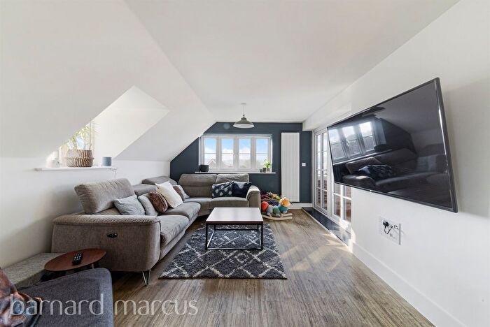 2 Bedroom Flat For Sale In Dover Road, Tadworth, KT20