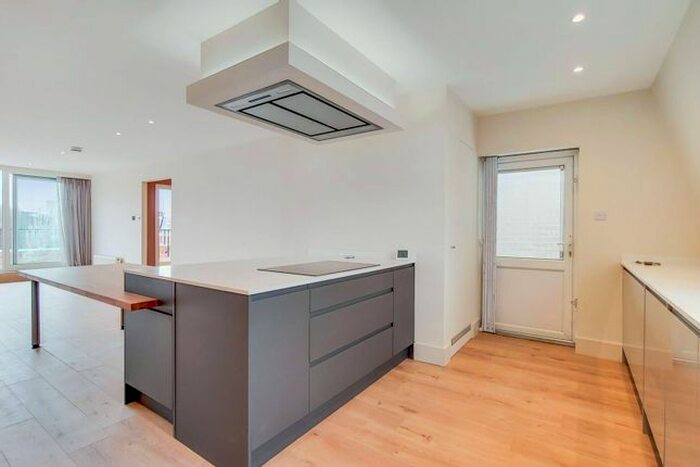 3 Bedroom Flat To Rent In Putney Hill, Putney, London, SW15