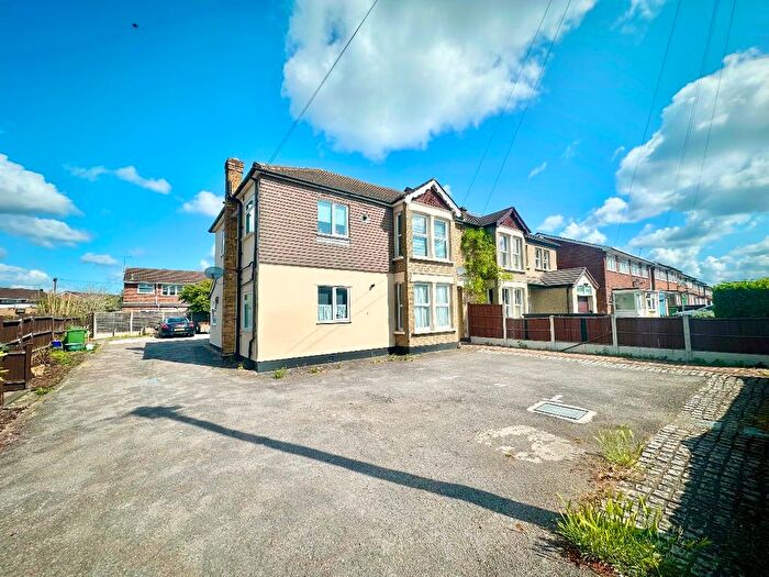 Studio To Rent In Church Road, Harold Wood, Romford, RM3