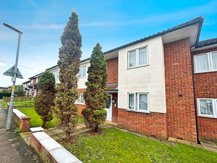 2 Bedroom Flat For Sale In Drayton Road, Borehamwood, WD6