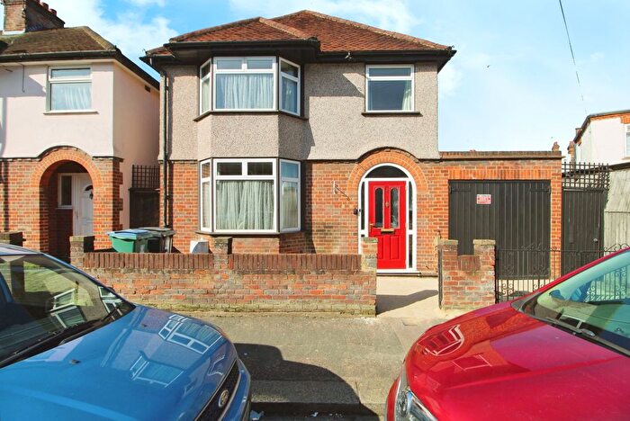 4 Bedroom Detached House To Rent In Euston Avenue, Watford, WD18