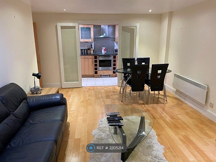 3 Bedroom Flat To Rent In Vauxhall Bridge Road, London, SW1V