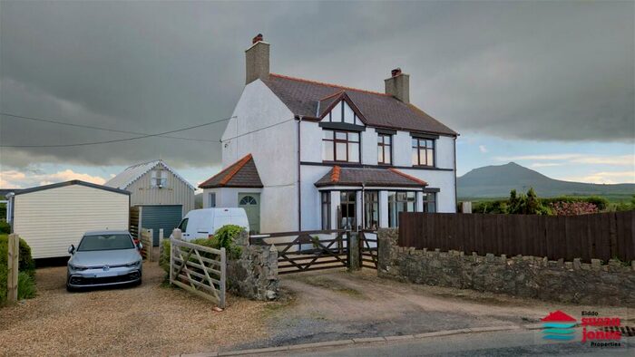 4 Bedroom Detached House For Sale In Lon Groesffordd, Edern, LL53